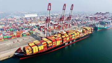 青岛港外贸集装箱码头繁忙有序