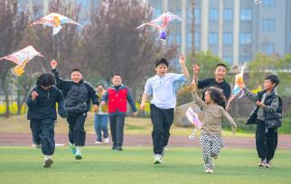江苏宿迁：儿童手绘纸鸢放飞春意