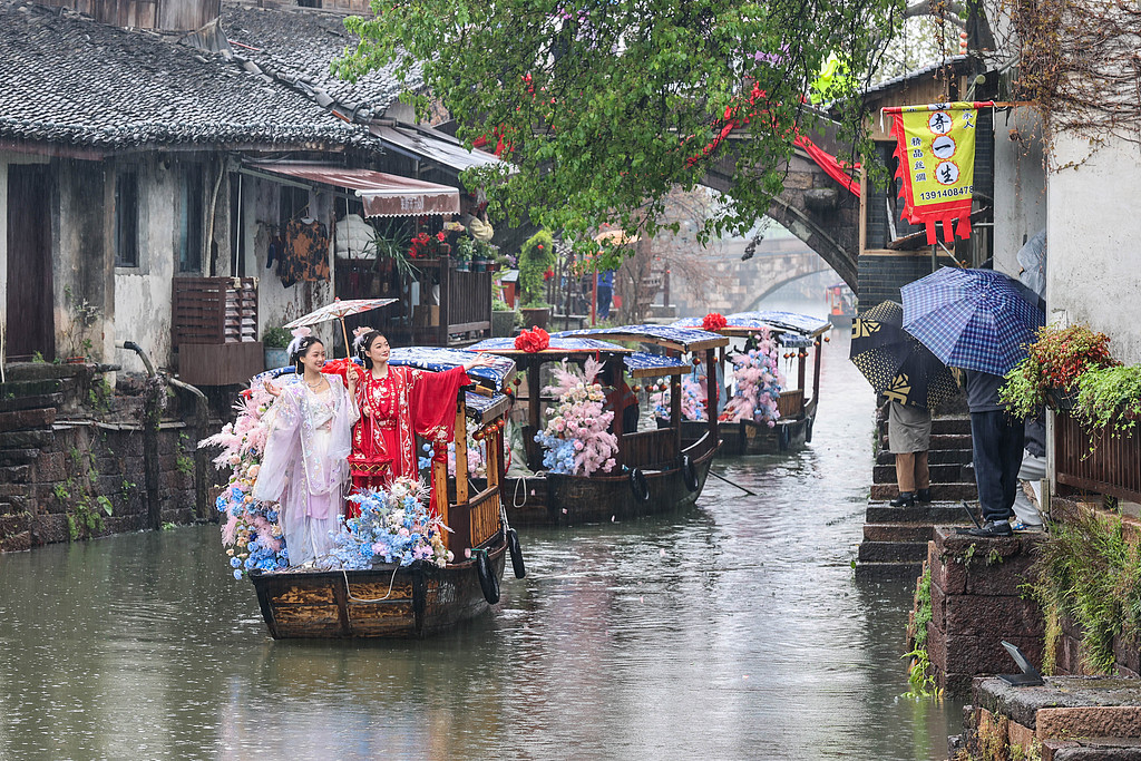 浙江德清：“蚕花姑娘”船上撒花祈丰收