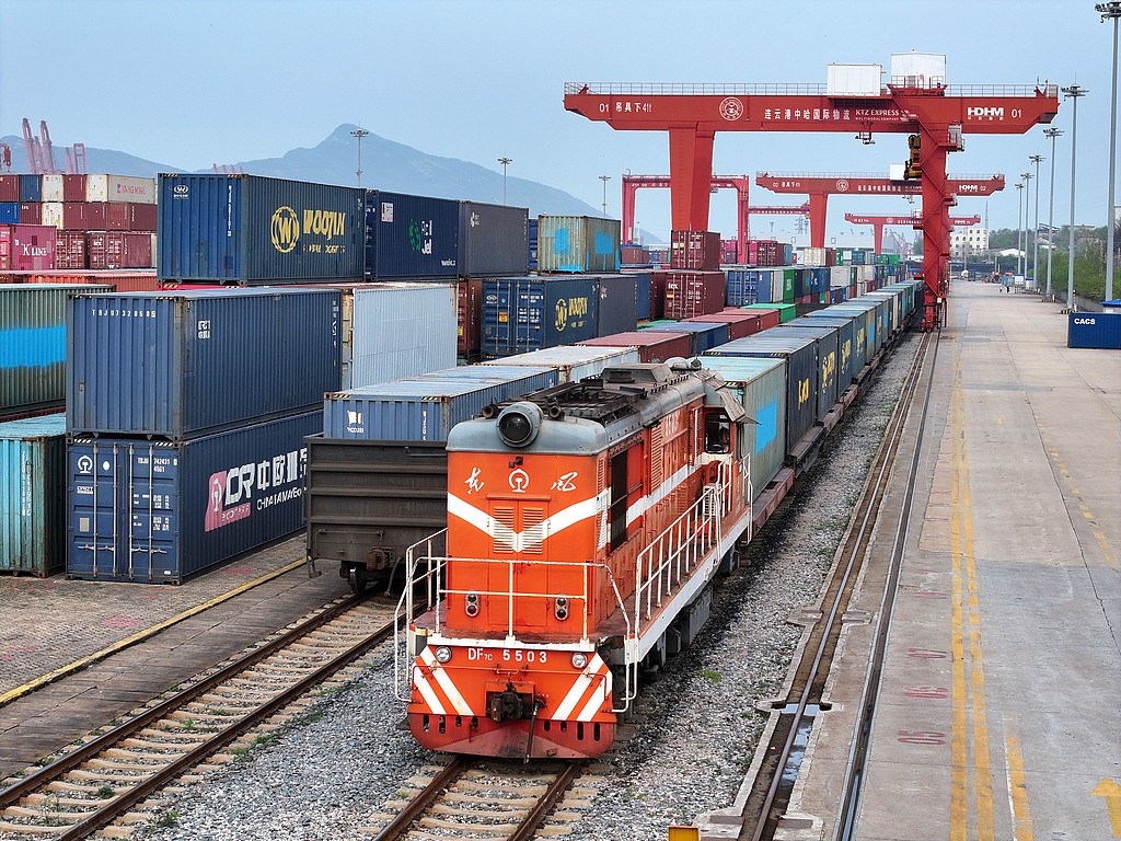 江苏连云港：中欧班列满载出发