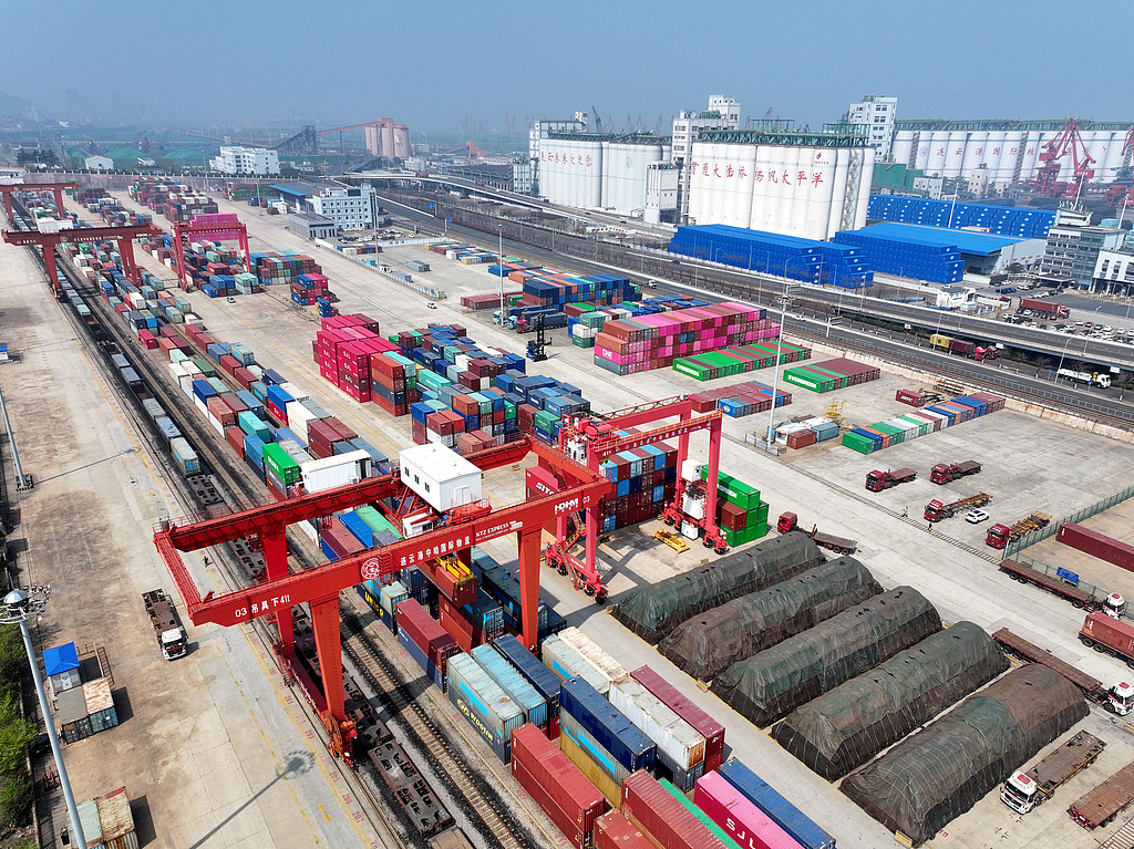 江苏连云港：中欧班列满载出发