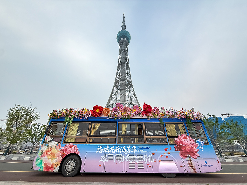 河南洛阳：“簪花公交”亮相街头