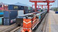 江苏连云港：中欧班列满载出发