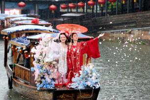 浙江德清：“蚕花姑娘”船上撒花祈丰收