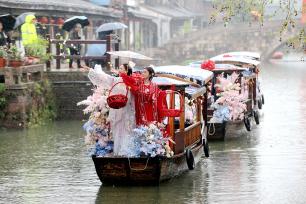 浙江德清：“蚕花姑娘”船上撒花祈丰收