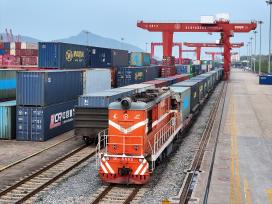 江苏连云港：中欧班列满载出发