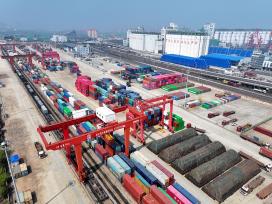 江苏连云港：中欧班列满载出发