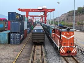 江苏连云港：中欧班列满载出发