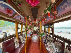 河南洛阳：“簪花公交”亮相街头