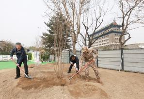 北京：民众前门箭楼旁义务植树