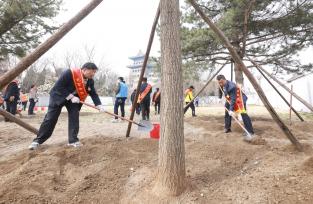 北京：民众前门箭楼旁义务植树
