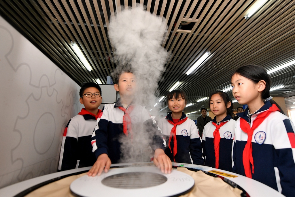 山东青岛：小朋友科技馆里乐享假期