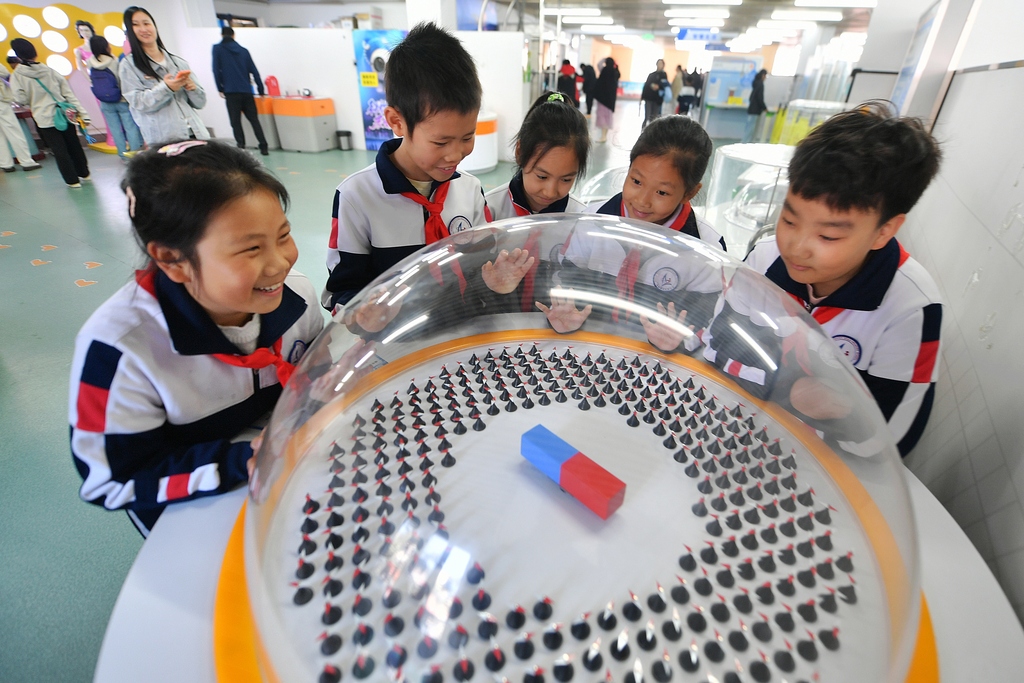 山东青岛：小朋友科技馆里乐享假期