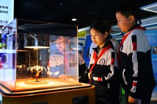 山东青岛：小朋友科技馆里乐享假期