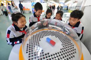 山东青岛：小朋友科技馆里乐享假期