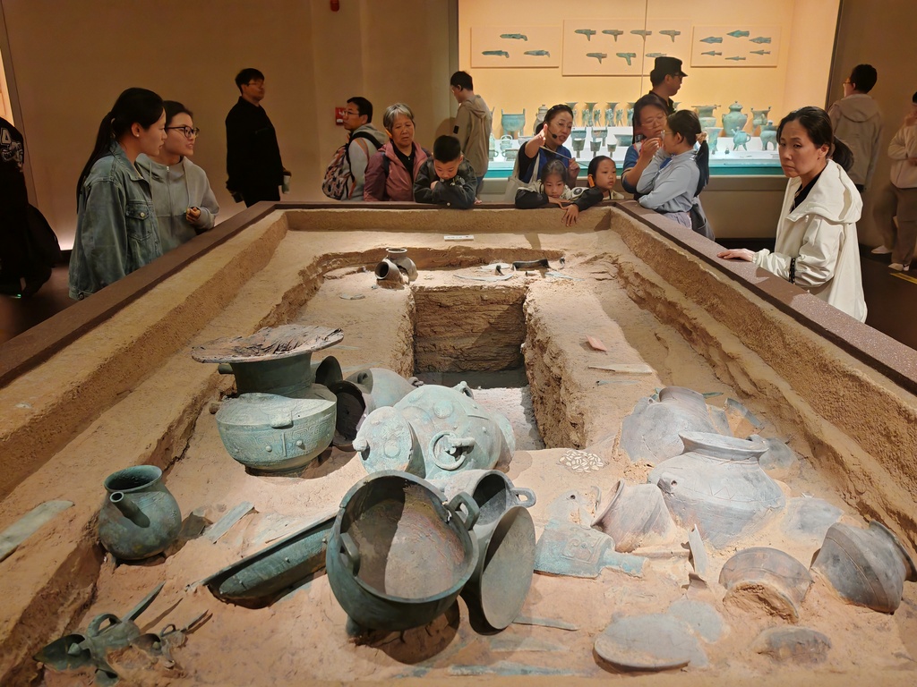 河南安阳：博物馆迎来参观热潮