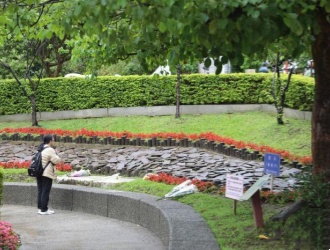 台湾写真：宝岛清明节走现代祭扫风