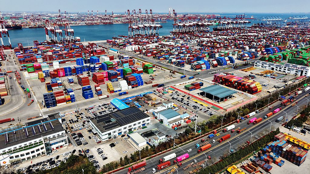 青岛港码头运输忙