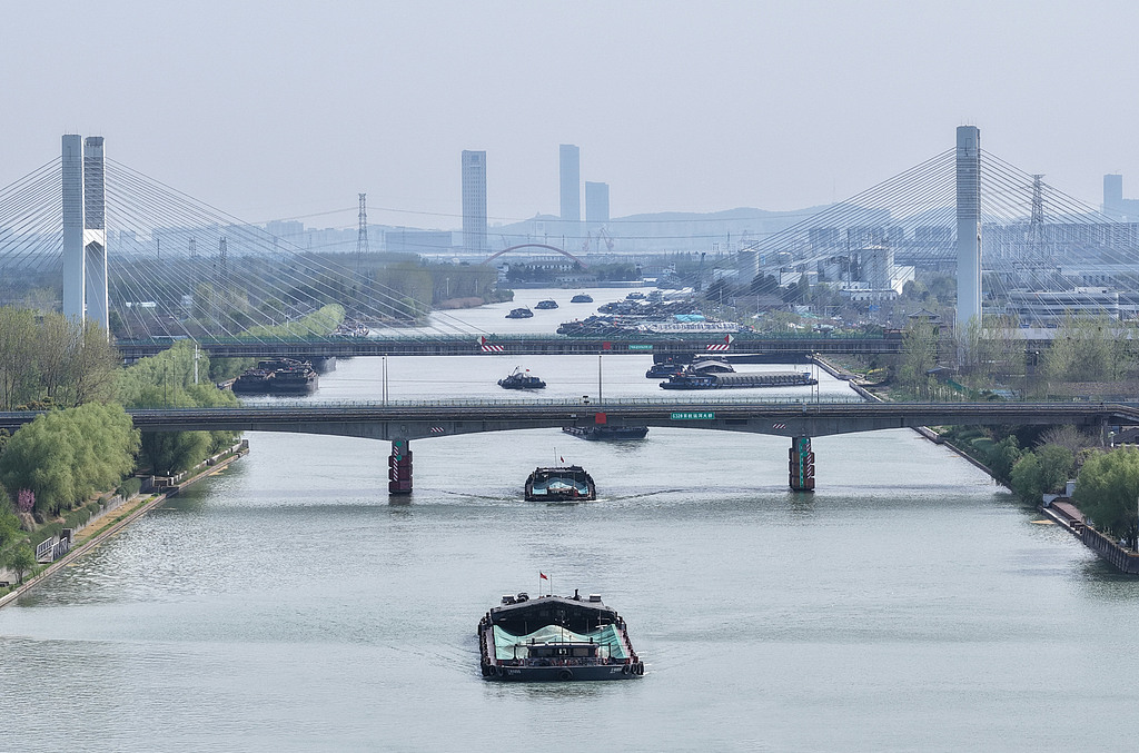 江苏扬州：货船有序航行京杭大运河