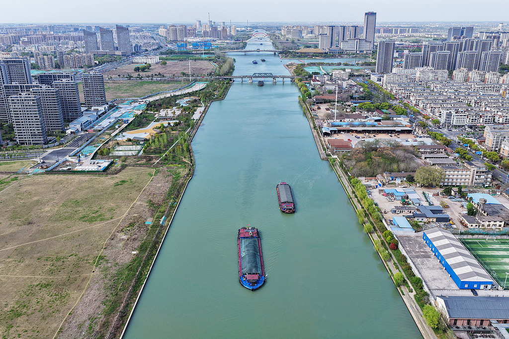 江苏扬州：货船有序航行京杭大运河