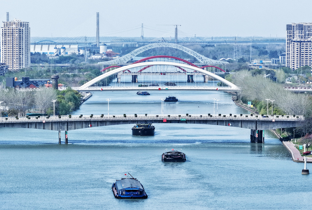 江苏扬州：货船有序航行京杭大运河