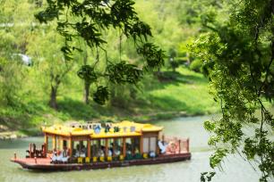 南京：游客泛舟秦淮河