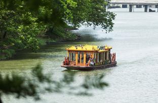 南京：游客泛舟秦淮河