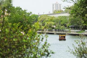 南京：游客泛舟秦淮河