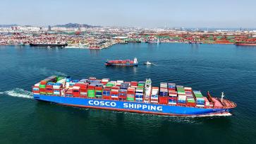 青岛港码头运输忙