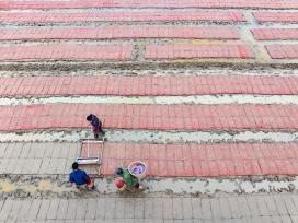 四川广安：村民抢抓农时田间育秧