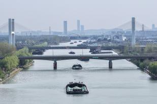 江苏扬州：货船有序航行京杭大运河