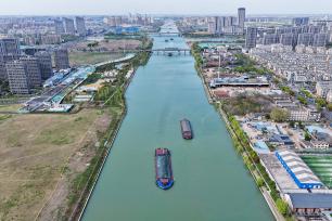 江苏扬州：货船有序航行京杭大运河