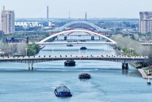 江苏扬州：货船有序航行京杭大运河