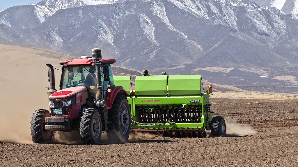 甘肃张掖：祁连山下山丹马场春播正当时