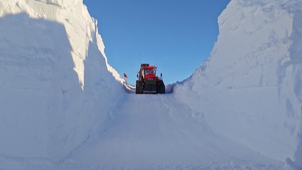 我国第42次南极考察队“雪龙”号凯旋