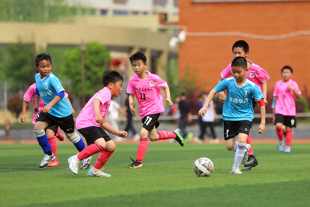 湖南邵阳：足球小将驰骋绿茵场