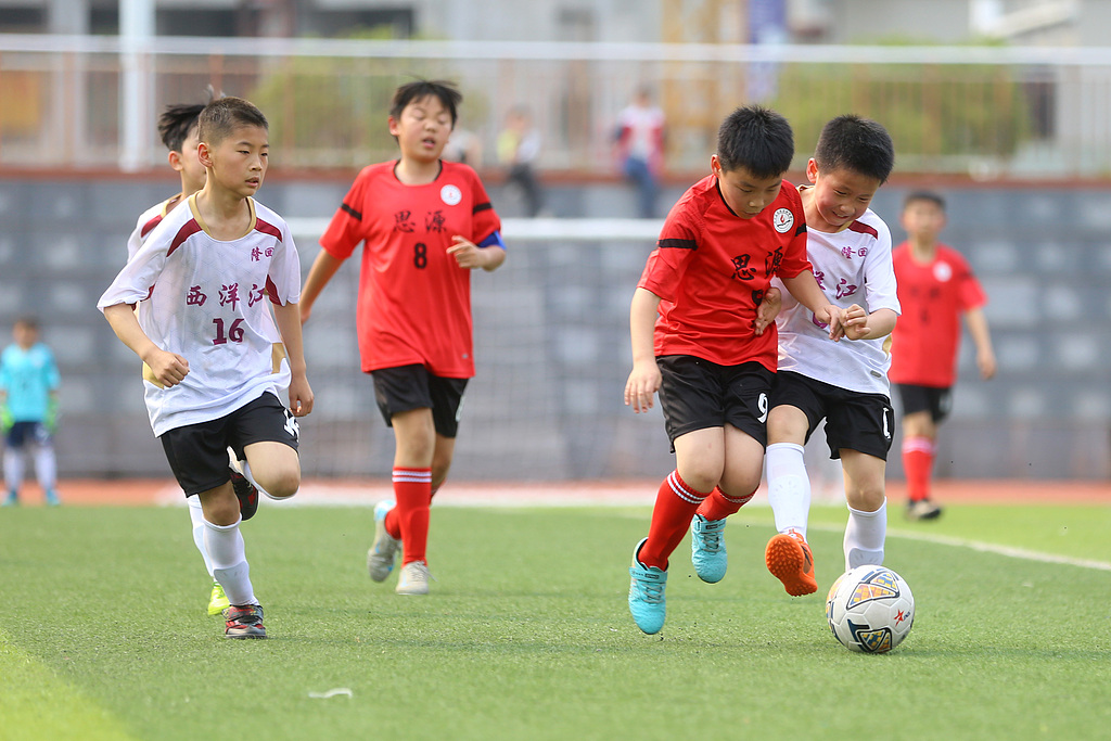 湖南邵阳：足球小将驰骋绿茵场