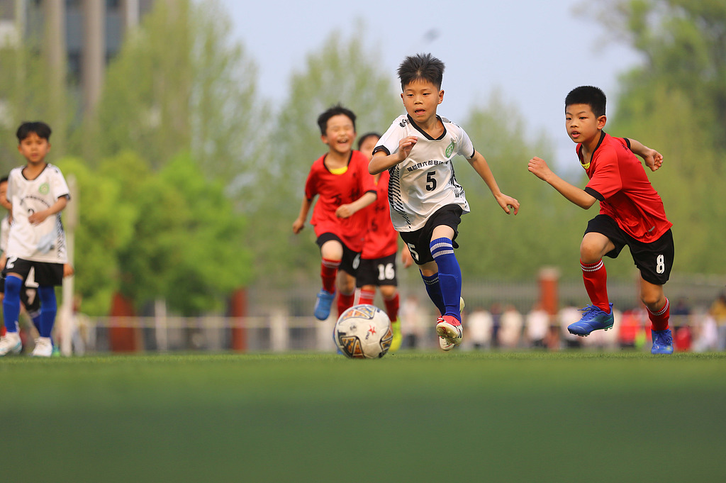 湖南邵阳：足球小将驰骋绿茵场