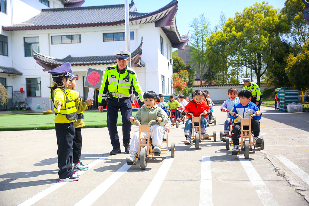 江苏南通：交警在幼儿园进行交通安全宣教