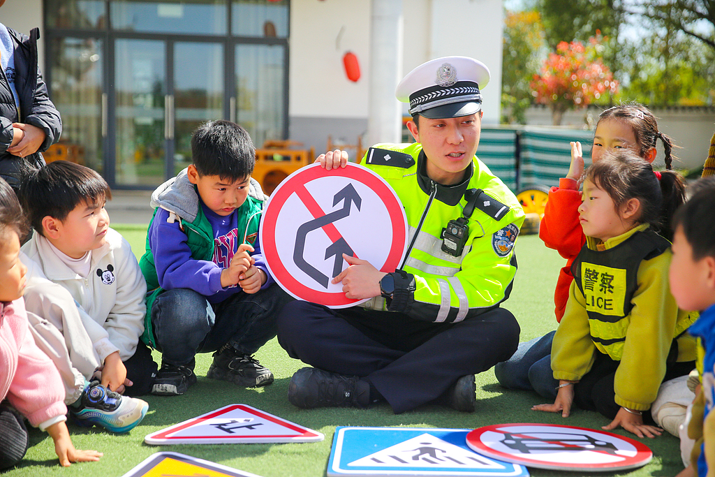 江苏南通：交警在幼儿园进行交通安全宣教