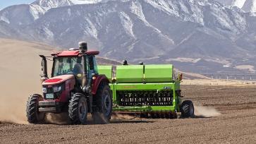 甘肃张掖：祁连山下山丹马场春播正当时