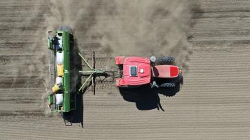 甘肃张掖：祁连山下山丹马场春播正当时