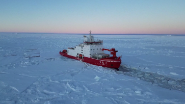 我国第42次南极考察队“雪龙”号凯旋