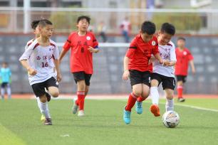 湖南邵阳：足球小将驰骋绿茵场