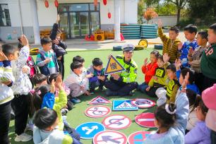 江苏南通：交警在幼儿园进行交通安全宣教