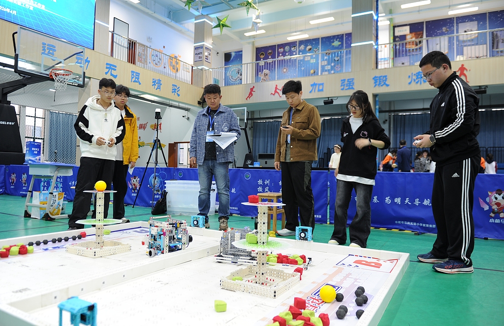 安徽合肥：青少年机器人竞赛展风采