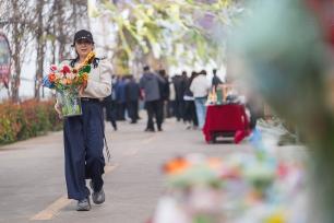 山东邹平：农副产品展销会促消费