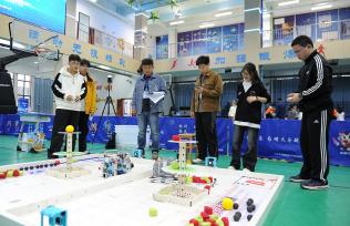 安徽合肥：青少年机器人竞赛展风采