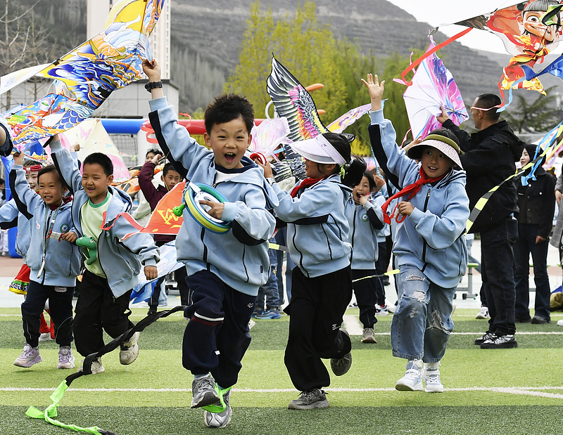 甘肃兰州：城关区桃树坪小学举办风筝节