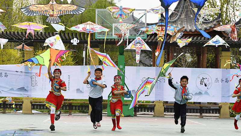 甘肃兰州：城关区桃树坪小学举办风筝节